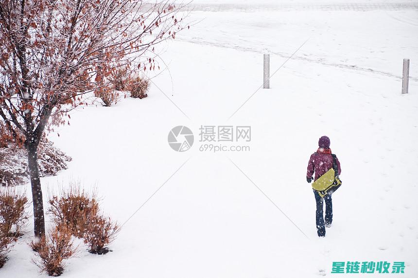 冬季雪地行走秘籍：贴心防滑措施全解析 (冬季雪地行走图片大全)