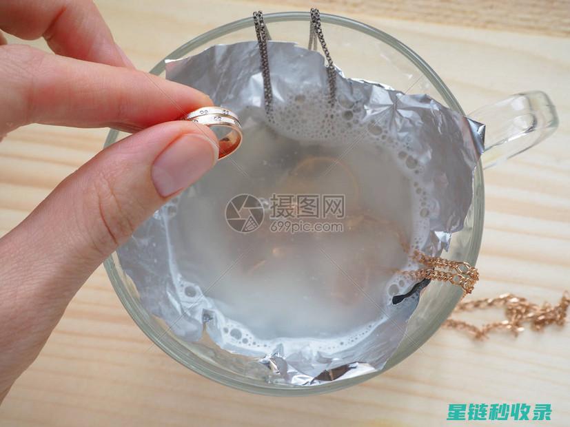 银饰清洁小窍门，让你的饰品焕然一新 (银饰清洁小窍门)